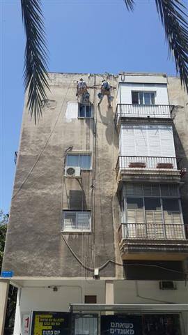 בניין לאחר עבודות שיפוץ ואיטום חזיתות