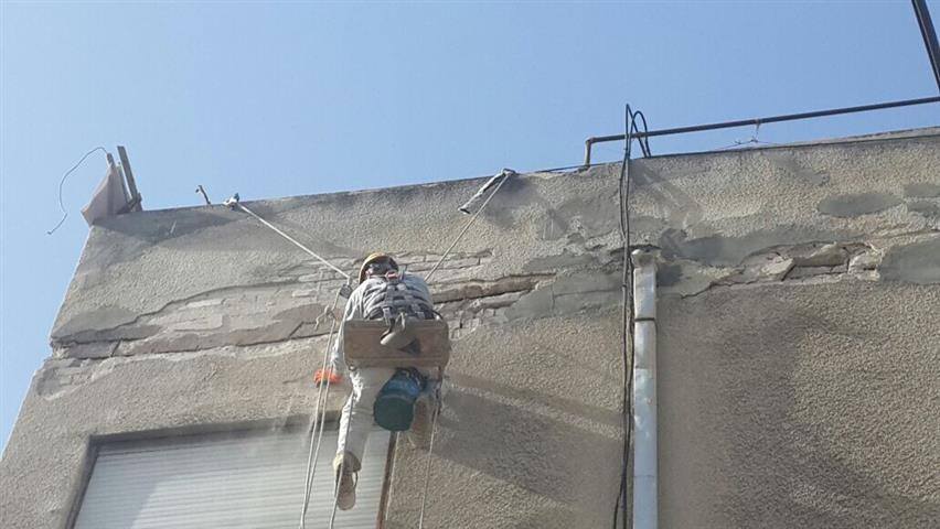 צוות אלדרור בעבודת גובה על בניין