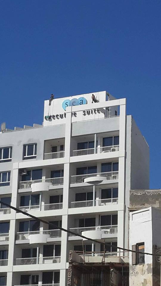 עובדי אלדרור על גג בניין מסחרי — עבודות סנפלינג